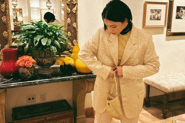 Ángela Aguilar genera críticas en redes sociales tras presumir bolsa de casi 100 mil pesos